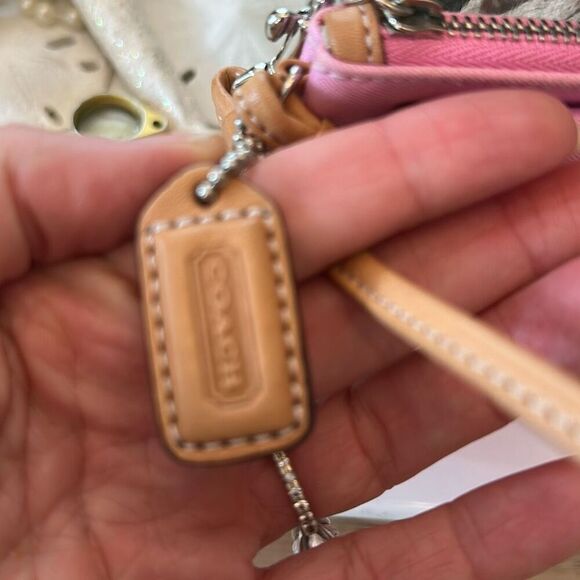 COACH Pink vintage canvas classic wristlet - Picture 2 of 7
